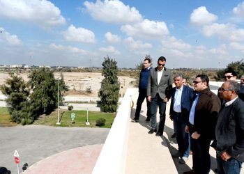 وزير الإسكان يتفقد محطة معالجة مياه الصرف الصحي بالجبل الأصفر