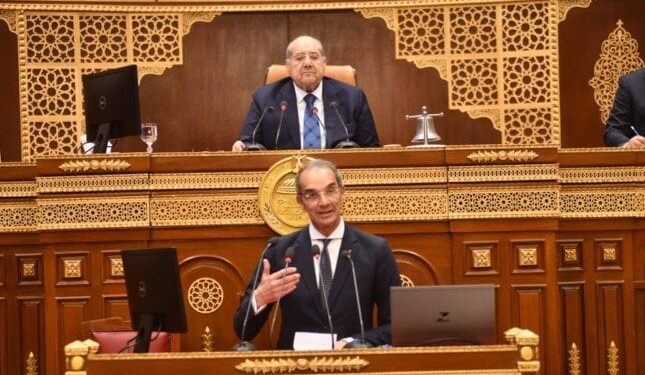 وزير الاتصالات يشيد بدراسة “دور الشركات وريادة الأعمال فى تعزيز التنمية”