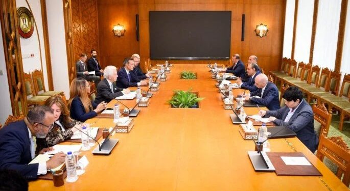 وزير الخارجية والهجرة يستقبل وفدا من مجلس النواب الأمريكي