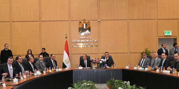 وزير الإسكان: إقبال كبير من المصريين بالخارج على حجز الوحدات السكنية المطروحة ضمن مبادرة “بيتك في مصر”
