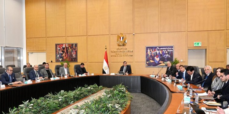 وزير الإسكان يتابع موقف تنفيذ أبراج “الداون تاون” وبحيرات “كريستال لاجون” بمدينة العلمين الجديدة