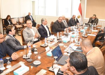 وزير الإسكان يلتقي مسئولى شركة “أبناء حسن علام” لمتابعة المشروعات التي تنفذها الشركة ضمن “حياة كريمة” وعدد من المدن الجديدة