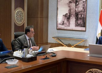 رئيس الوزراء يتابع مع وزير الصحة والسكان الموقف التنفيذي لعدد من مشروعات الوزارة