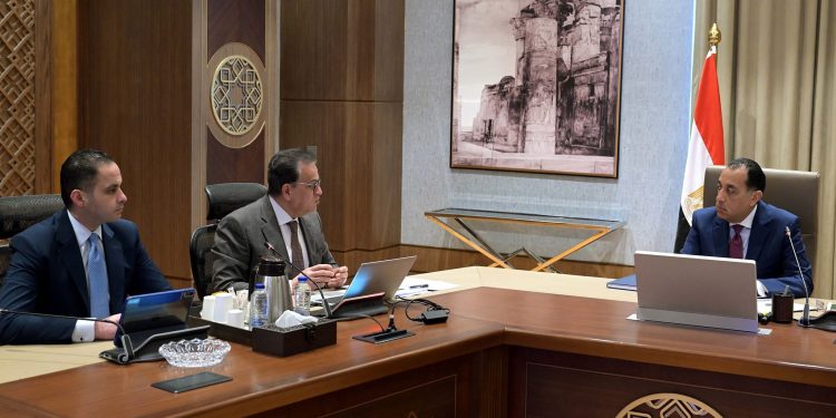 رئيس الوزراء يتابع مع وزير الصحة والسكان الموقف التنفيذي لعدد من مشروعات الوزارة