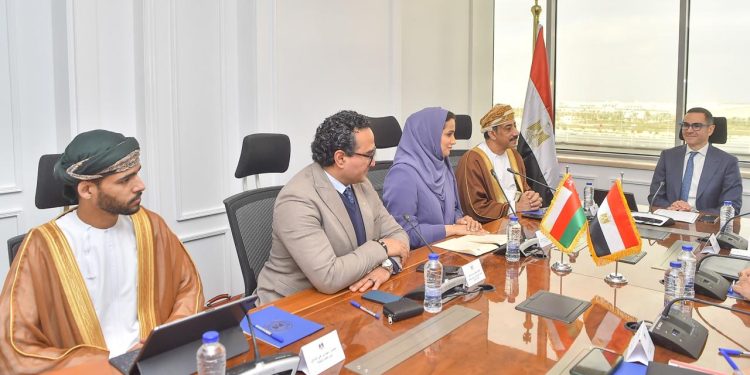 وزير الاستثمار والسفير العماني بالقاهرة يشهدان توقيع مذكرة تفاهم بين جهاز التمثيل التجاري المصري ووزارة التجارة والصناعة العمانية