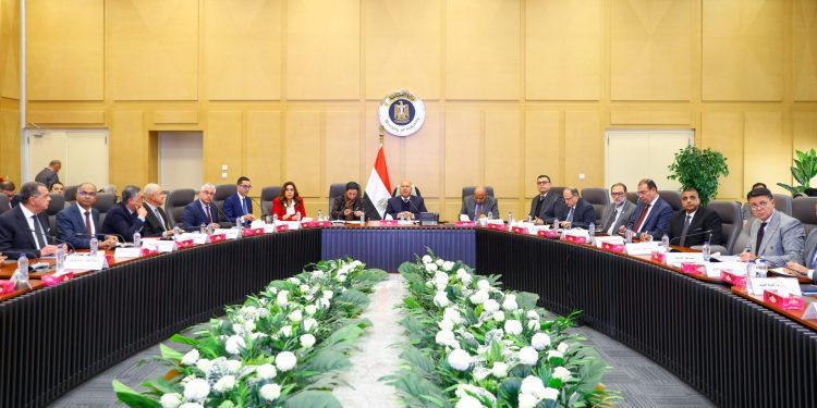 وزير النقل يترأس الاجتماع الثامن عشر للمجموعة الوزارية للتنمية الصناعية