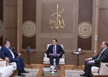 رئيس الوزراء يجتمع مع محافظ البنك المركزي ووزير المالية لاستعراض عدد من الملفات المهمة