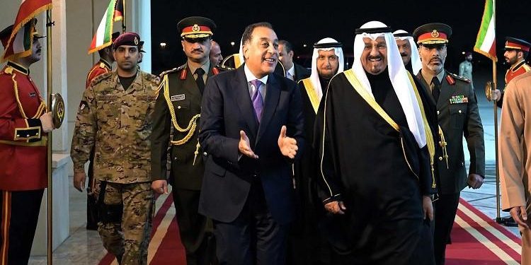 رئيس الوزراء يصل دولة الكويت الشقيقة في زيارة رسمية لتعزيز مجالات التعاون المشترك