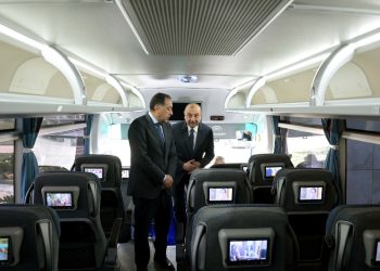 رئيس الوزراء يتفقد نموذجًا لأتوبيس سياحي لشركة “مصر للسياحة” من إنتاج “النصر للسيارات”