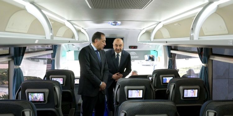 رئيس الوزراء يتفقد نموذجًا لأتوبيس سياحي لشركة “مصر للسياحة” من إنتاج “النصر للسيارات”