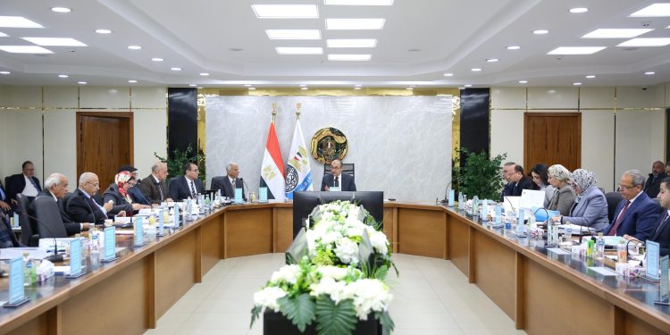 وزير قطاع الأعمال يترأس الجمعية العامة للشركة القابضة للقطن والغزل والنسيج