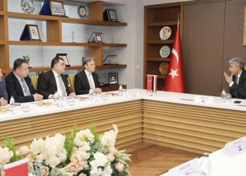 وزير السياحة والآثار يواصل لقاءاته المهنية بإسطنبول