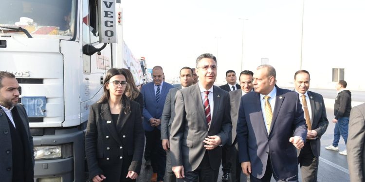 وزير التموين يطلق القافلة رقم 11 و12 للمساعدات الإنسانية العاجلة لقطاع غزة