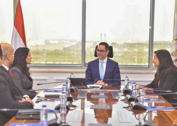 وزير الاستثمار والتجارة الخارجية يستعرض مع وفد شركة إمباور نيو إنيرجي فرص التعاون في قطاع الطاقة المتجددة. 