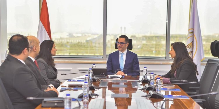 وزير الاستثمار والتجارة الخارجية يستعرض مع وفد شركة إمباور نيو إنيرجي فرص التعاون في قطاع الطاقة المتجددة.