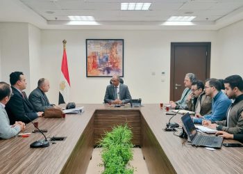 نائب وزير الاسكان يلتقي مسئولي إحدي الشركات المتخصصة فى أنظمة معالجة الصرف الصحى المتقدمة