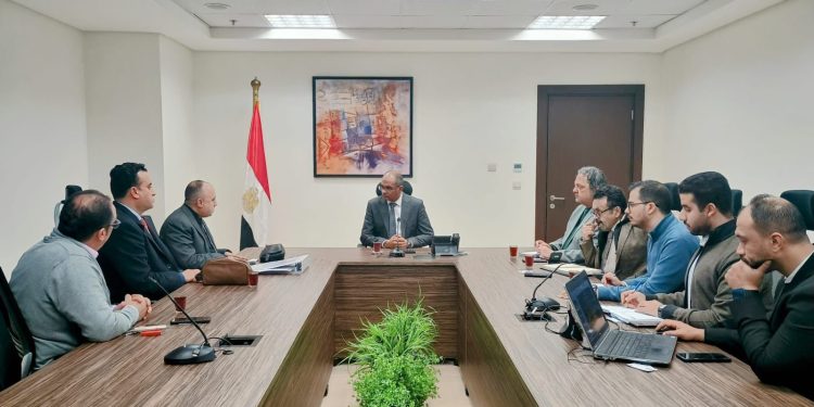 نائب وزير الاسكان يلتقي مسئولي إحدي الشركات المتخصصة فى أنظمة معالجة الصرف الصحى المتقدمة