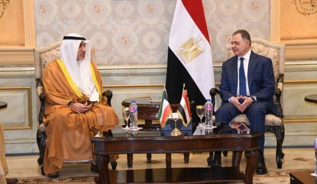 وزير الداخلية يستقبل نظيره الكويتى لبحث أوجه التعاون