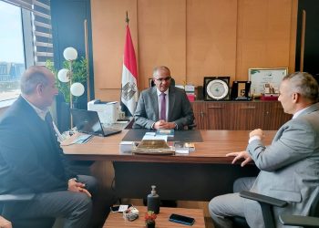 نائب وزير الإسكان يبحث أوجه التعاون مع شركة متخصصة في تحلية مياه البحر ومعالجة الصرف
