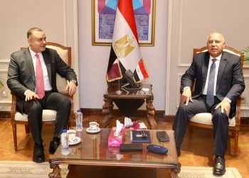 وزير النقل يبحث مع سفير دولة قطر بالقاهرة سبل تعزيز التعاون بين البلدين في مجالي الصناعة والنقل