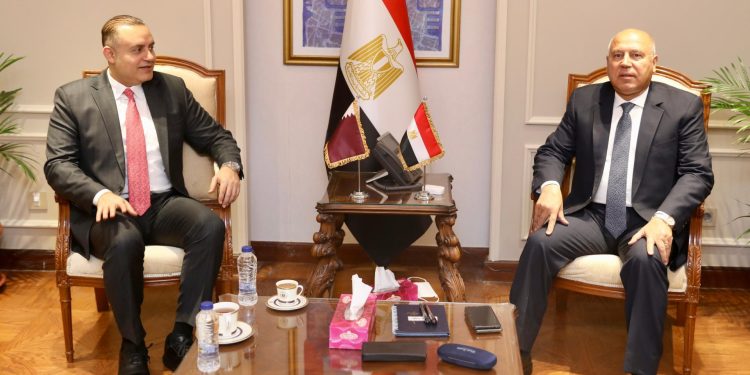 وزير النقل يبحث مع سفير دولة قطر بالقاهرة سبل تعزيز التعاون بين البلدين في مجالي الصناعة والنقل
