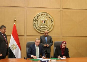 وزير الكهرباء يشهد توقيع اتفاقية مشروع انشاء محطة  طاقة رياح بقدرة “2000 “ميجاوات بالتعاون مع شركة أكوا باور السعودية