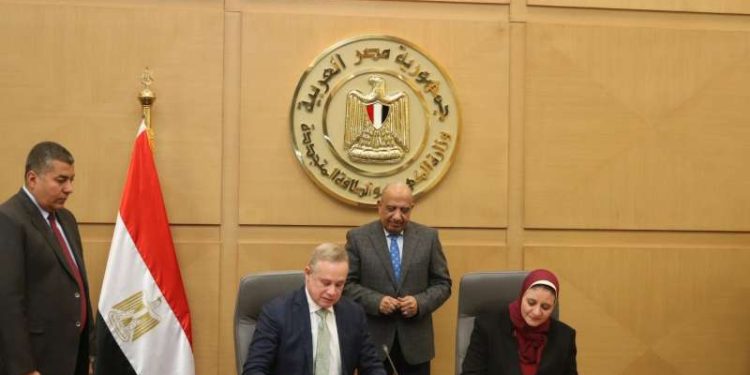 وزير الكهرباء يشهد توقيع اتفاقية مشروع انشاء محطة طاقة رياح بقدرة “2000 “ميجاوات بالتعاون مع شركة أكوا باور السعودية