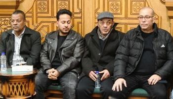 بدء عزاء شقيق أحمد السبكي بحضور سيد رجب وعلاء مرسي