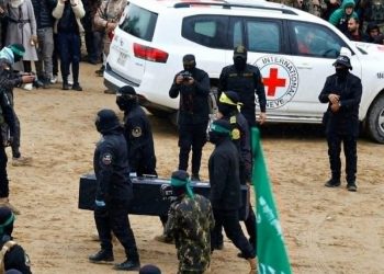 حماس تسلّم جثمان الأسيرة الإسرائيلية شيرى بيباس إلى الصليب الأحمر