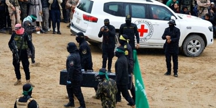 حماس تسلّم جثمان الأسيرة الإسرائيلية شيرى بيباس إلى الصليب الأحمر