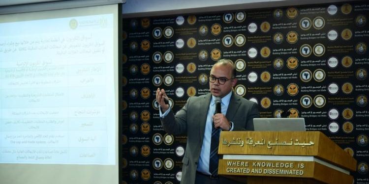 رئيس هيئة الرقابة المالية يستعرض التجربة الرائدة لإطلاق أول سوق كربون طوعي