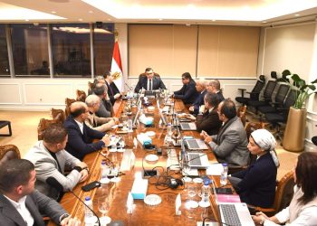 وزير الإسكان يعقد اجتماعا مع مسئولي شركة “سيتي إيدج” لاستعراض خططها التسويقية مشروعات “هيئة المجتمعات العمرانية”