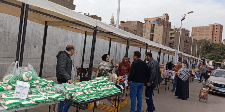 تنظيم أسواق اليوم الواحد في إمبابة بمحافظة الجيزة لتوفير السلع بأسعار مخفضه