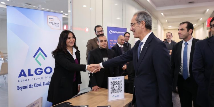 وزير الاتصالات يكرّم الفائزين بمسابقة السيارات ذاتية القيادة AWS DeepRacer 