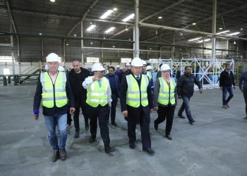 وزير الصناعة والنقل يفتتح مصنع متخصص في الأعشاب المجففة وخط إنتاج مواسير العزل من الصوف الزجاجي