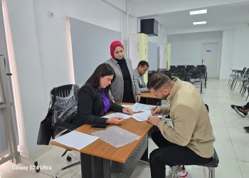 وزير العمل يعلن تسليم 36 عقد عمل لمدربين مصريين للعمل في “نادي إمارتي”