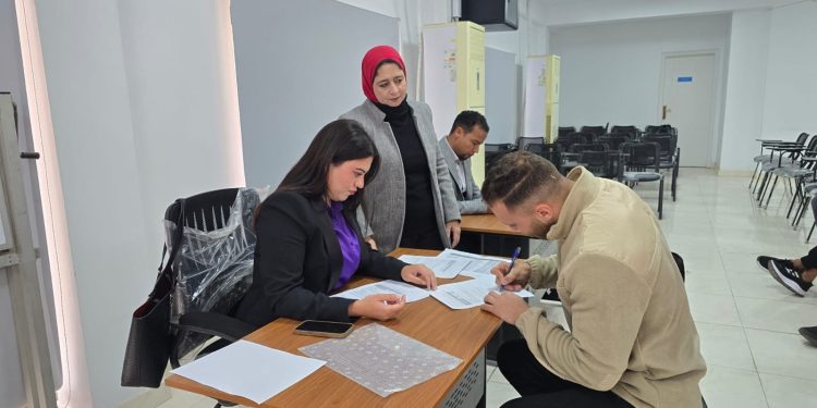 وزير العمل يعلن تسليم 36 عقد عمل لمدربين مصريين للعمل في “نادي إمارتي”