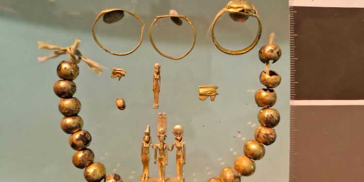 الكشف من الخواتم التمائم والحلي والأحجار الكريمة من عصر الأسرة 26