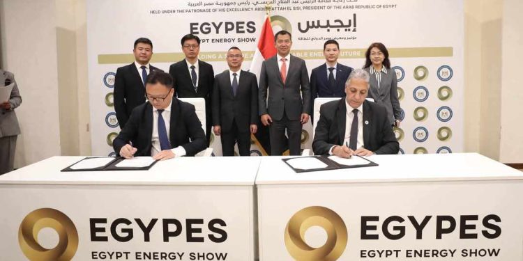 توقيع مذكرة تفاهم لإستغلال غازات الشعلة وتوليد الطاقة المتجددة بالبترول