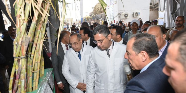 وزير التموين يتفقد مصنع سكر قوص ومصنع الورق لمتابعة عمليات التوريد والإنتاج بمحافظة قنا