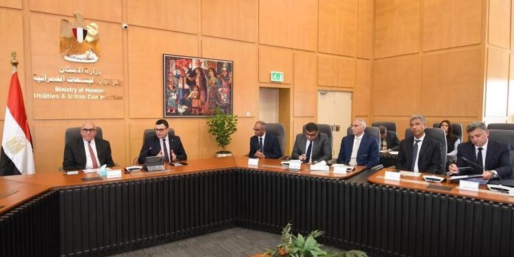وزير الإسكان ورئيس الهيئة العربية للتصنيع يستعرضان الموقف التنفيذي للمشروعات ضمن مبادرة “حياة كريمة”