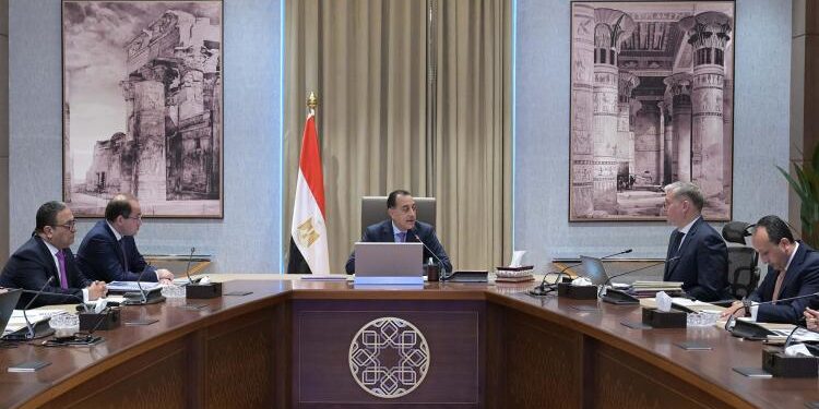 مدبولي يتابع عددًا من ملفات العمل المشتركة بين وزارتي المالية والبترول