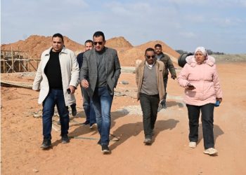 وزير الإسكان يُتابع مشروعات التطوير وترفيق الأراضي بالمناطق الصناعية بالعاشر من رمضان