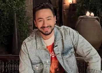 حمادة هلال يهنئ فريق أشغال شقة جدًا بنجاح المسلسل في رمضان