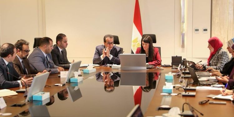 نائب رئيس الوزراء ووزيرة التخطيط يناقشان الخطة الاستثمارية لوزارة الصحة