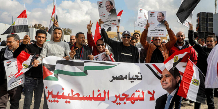 الآلاف من أبناء بنى سويف يرفضون تهجير الفلسطينيين ويرفعون أعلام فلسطين