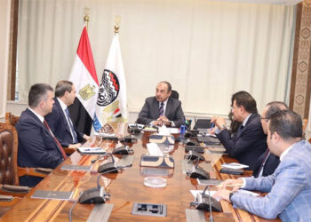 وزير قطاع الأعمال العام يبحث مع  “KCG” التركية للمنسوجات سبل التعاون المشترك