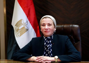 وزيرة البيئة تستعرض تقريرًا حول جهود الوزارة فى دعم وتمكين المرأة داخل الوزارة وخارجها