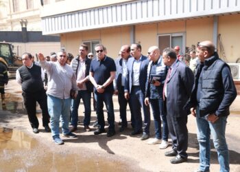 وزير الصحة يتفقد مبنى المعامل المركزية وإدارة التراخيص وإدارة التكليف