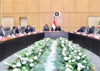 الوزير يبحث مع وزير الزراعة سبل تعزيز الاستفادة من مميزات خط الرورو السريع